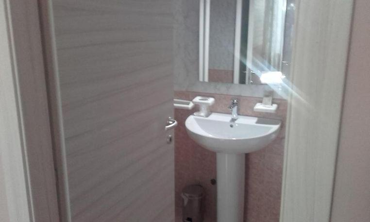 Hotel Elena 1 Self Check-In Parma Esterno foto